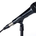 音声ノイズを最小限にするロケ収録のマイク配置と風防の使い方